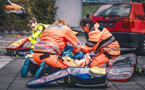 Der Rettungsdienst versorgt Patienten nach Verkehrsunfall.